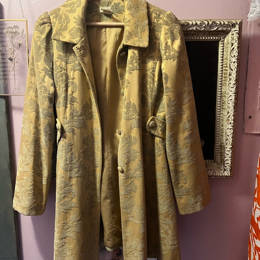 Elevenses Gold and Cream Brocade Cape